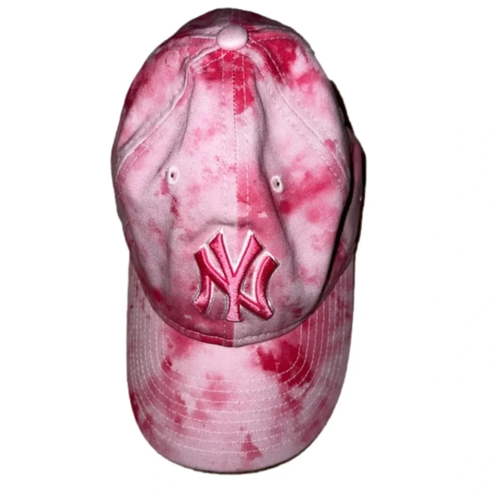 Nwt- Show your Yankees pride in this official MLB merchandise youth baseball cap